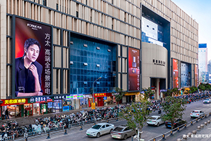 泉城路矩陣戶(hù)外燈箱